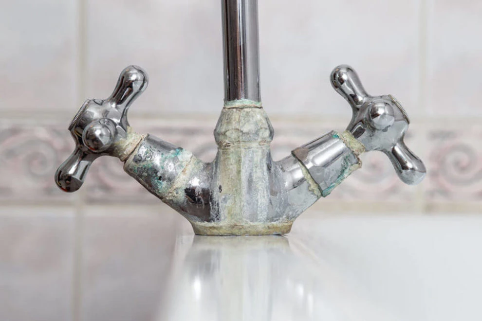 Các thiết bị dễ bị đóng cặn canxi và gỉ sét sau thời gian dài sử dụng nước cứng hoặc nước chứa kim loại nặng.